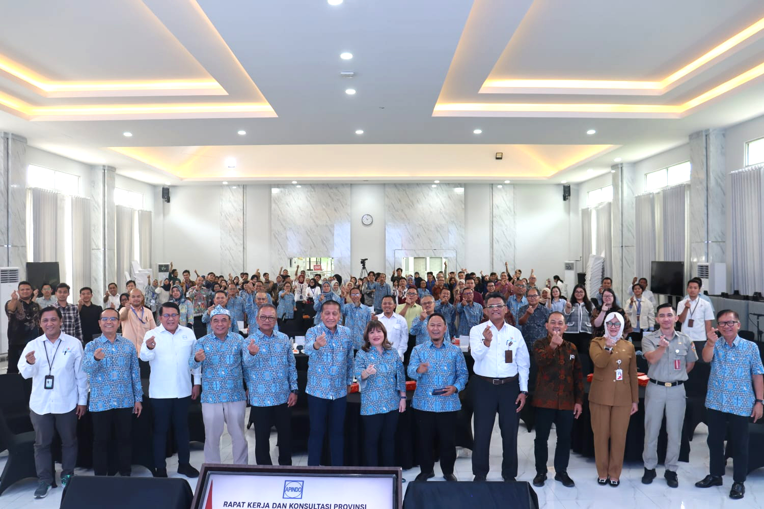Foto Bersama dengan Ketua Umum DPN APINDO, Kabid. Organisasi DPN/Ketua Depen DPK APINDO Kabupaten Bogor, Pengurus DPP APINDO Provinsi DKI Jakarta, Ketua DPK/DPKO dan Undangan, Pada Acara Rakerkonprov DPP APINDO Provinsi DKI Jakarta.